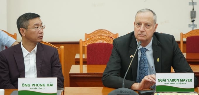 Đại sứ Yaron Mayer chia sẻ tại Hội thảo. Ảnh: Thảo Phương. 