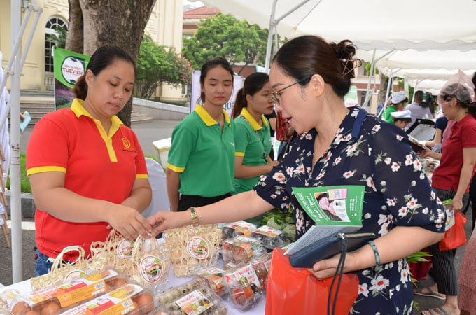 Chọn lựa sản phẩm an toàn thực phẩm.