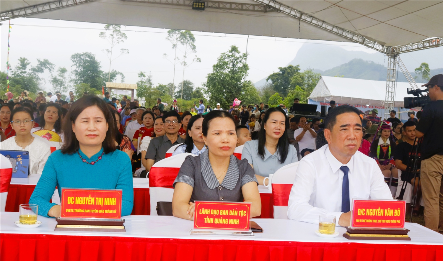 Các đại biểu tham gia lễ khai mạc