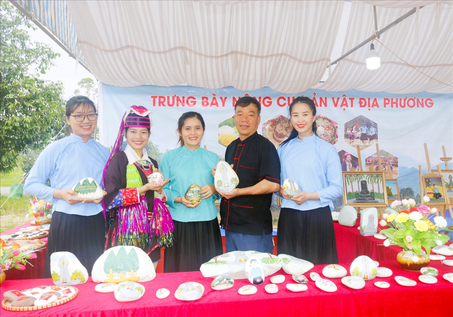 Các đại biểu, du khách chụp ảnh lưu niệm tại các gian trưng bày