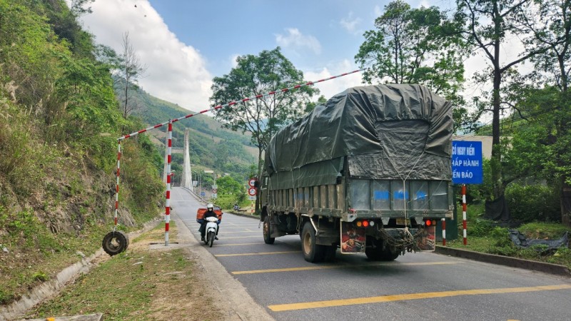 Quảng Trị: Giám sát tải trọng xe qua cầu Đakrông sau khi phát hiện vết nứt