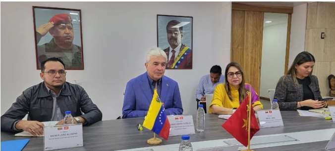 Bộ trưởng Bộ N&amp;ocirc;ng nghiệp v&amp;agrave; Đất đai Venezuela Wilmar Castro Soteldo (thứ 2 từ tr&amp;aacute;i sang) trao đổi tại buổi l&amp;agrave;m việc với Đo&amp;agrave;n đại biểu TPHCM &amp;nbsp;