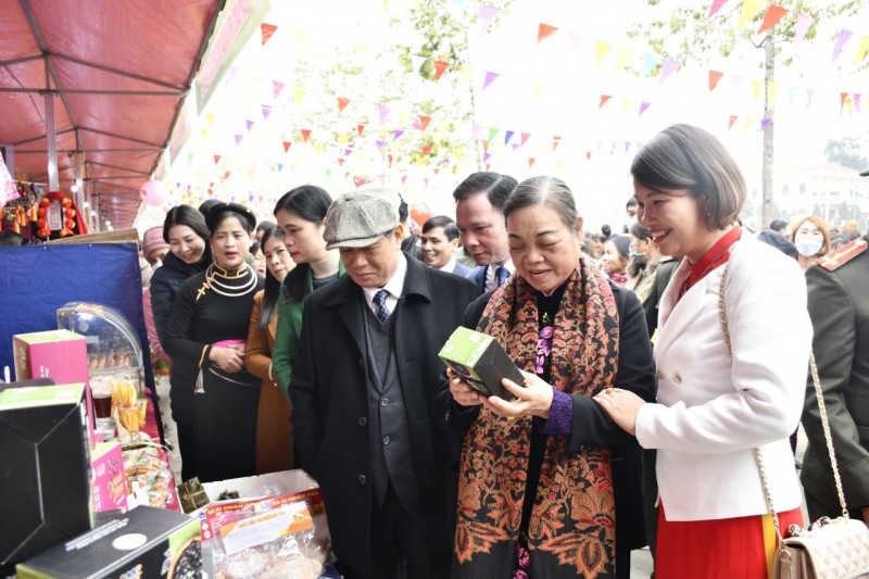 Bà Hà Thị Khiết, nguyên Bí thư Tỉnh ủy Tuyên Quang, nguyên Trưởng Ban Dân vận Trung ương, Phó Chủ tịch không chuyên trách Ủy ban TW MTTQ Việt Nam; ông Nguyễn Sáng Vang, nguyên Bí thư Tỉnh ủy Tuyên Quang thăm gian hàng trưng bày sản phẩm của HTX Nông nghiệp hữu cơ Hồng Phát, huyện Chiêm Hóa