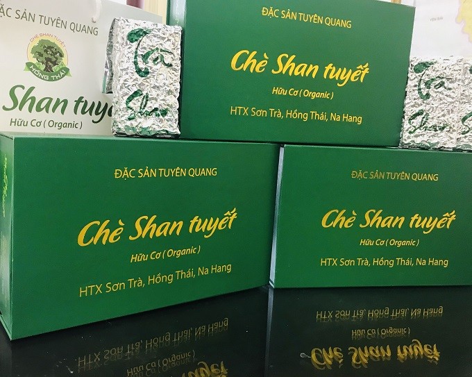 Bà Hà Thị Khiết, nguyên Bí thư Tỉnh ủy Tuyên Quang, nguyên Trưởng Ban Dân vận Trung ương, Phó Chủ tịch không chuyên trách Ủy ban TW MTTQ Việt Nam; ông Nguyễn Sáng Vang, nguyên Bí thư Tỉnh ủy Tuyên Quang thăm gian hàng trưng bày sản phẩm của HTX Nông nghiệp hữu cơ Hồng Phát, huyện Chiêm Hóa