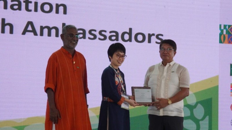 Ông Mathew John (Chủ tịch IFOAM châu Á) và ông Rommel Arnado (Thị trưởng thị trấn Kauswagan) trao quà tặng cho bà Đặng Thị Bích Hường – Đại sứ đến từ Việt Nam. 