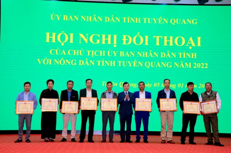 Chủ tịch UBND tỉnh Tuyên Quang Nguyễn Văn Sơn tặng Bằng khen cho các cá nhân có thành tích xuất sắc trong phong trào nông dân thi đua SXKD giỏi năm 2022