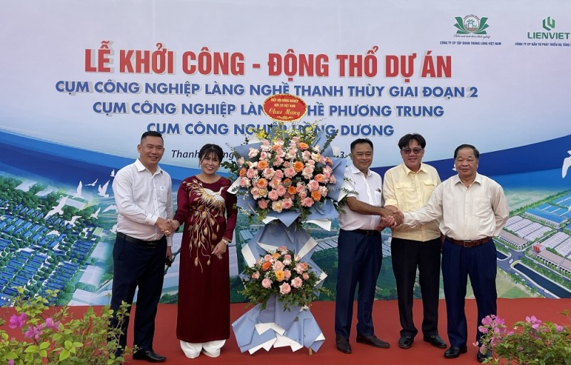 TSKH. Hà Phúc Mịch, Chủ tịch Hiệp hội Nông nghiệp Hữu cơ Việt Nam (ngoài cùng bên phải); Nhà báo Nguyễn Mạnh Cường, Phó Chủ tịch Hiệp hội Nông nghiệp Hữu cơ Việt Nam (ngoài cùng bên trái); bà Bùi Thị Hạnh Hiếu Phó Tổng Giám đốc Công ty tập đoàn Thăng Long Việt Nam, Tổng Giám đốc Công ty Cổ phần Kinh doanh chế biến nông sản Bảo Minh, Uỷ viên Ban chấp hành Hiệp hội Nông nghiệp Hữu cơ Việt Nam (thứ 2 từ trái sang) và ông Lưu Văn Xã, Giám đốc Công ty TNHH Nông nghiệp hữu cơ Đồng Tháp (thứ 2 từ phải sang) tại Lễ khởi công