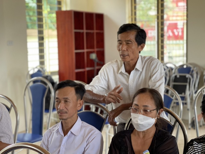 Ông Chu Văn Nguyên (đứng), thành viên của HTX Chăn nuôi và tiêu thụ gà đồi Ba Vì, xã Thuỵ An, huyện Ba Vì, Hà Nội, người đang thực hiện mô hình “Chăn nuôi gà thịt bản địa hướng theo hữu cơ và chứng nhận OCOP gắn với tiêu thụ sản phẩm” chia sẻ những ưu điểm của mô hình với các học viên của lớp tập huấn