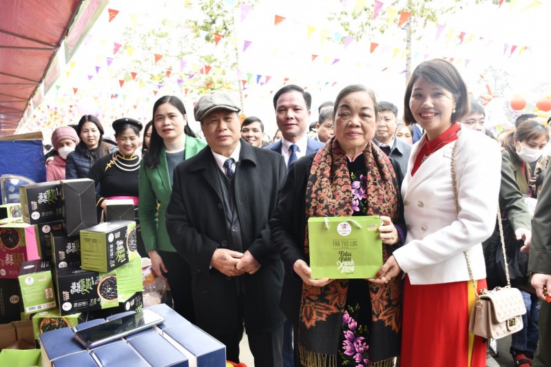 Bà Hà Thị Khiết, nguyên Bí thư Tỉnh ủy Tuyên Quang, nguyên Trưởng Ban Dân vận TW, Phó Chủ tịch không chuyên trách Ủy ban TW MTTQ Việt Nam và các đồng chí nguyên lãnh đạo tỉnh Tuyên Quang, lãnh đạo huyện Chiêm Hóa với gian hàng trưng bày sản phẩm của HTX Nông nghiệp hữu cơ Hồng Phát