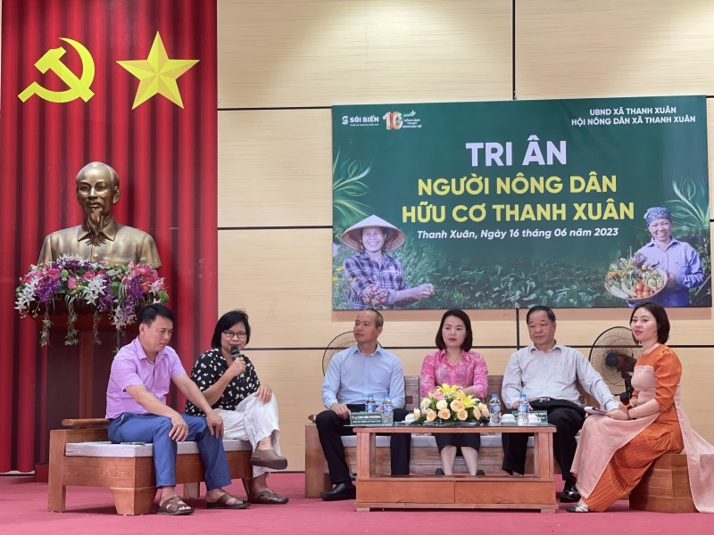 Bà Từ Thị Tuyết Nhung (thứ 2 từ trái sang) tham dự Lễ tri ân người nông dân hữu cơ Thanh Xuân (Sóc Sơn, Hà Nội) do chuỗi thực phẩm sạch Sói Biển tổ chức