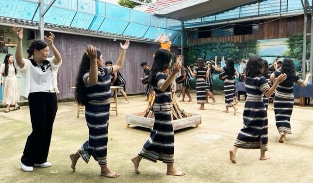 Du khách hào hứng tham gia múa xoang