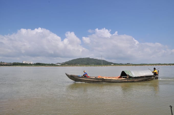 Núi Ấn- sông Trà (Quảng Ngãi).
