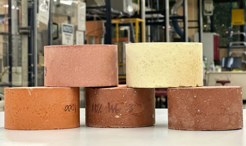 Tái chế thuỷ tinh và tro xỉ thành gạch sinh thái