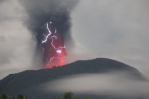 Indonesia: Núi lửa Ibu phun trào khiến cư dân ở 7 ngôi làng sơ tán