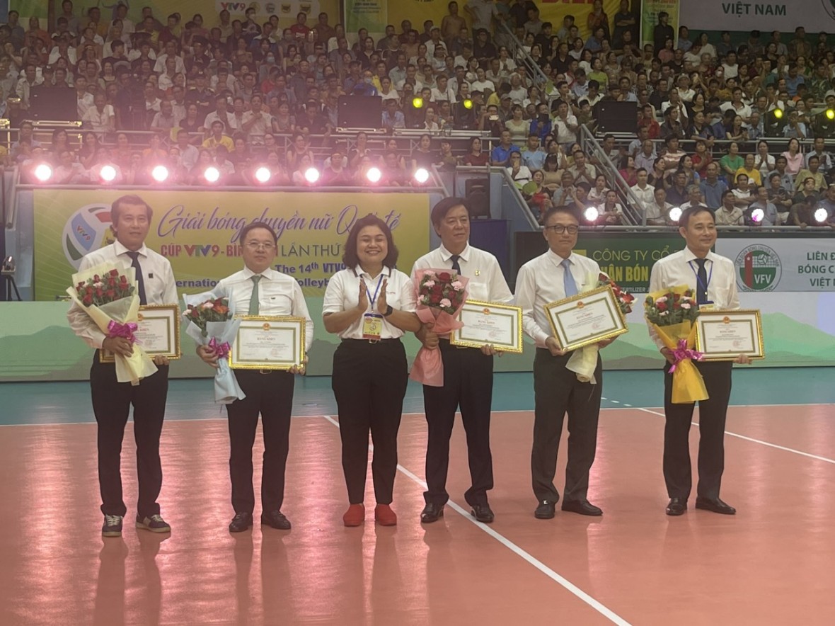 Bà H’ Yim Kđoh - Phó Chủ tịch UBND tỉnh Đắk Lắk, Trưởng ban tổ chức địa phương trao Bằng khen cho các Tập thể và Cá nhân đã có nhiều đóng góp cho thành công chung của Giải.