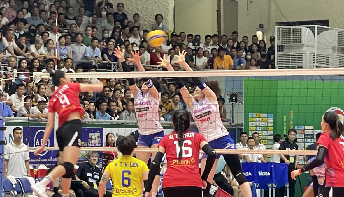 Bà H’ Yim Kđoh - Phó Chủ tịch UBND tỉnh Đắk Lắk, Trưởng ban tổ chức địa phương trao Bằng khen cho các Tập thể và Cá nhân đã có nhiều đóng góp cho thành công chung của Giải.