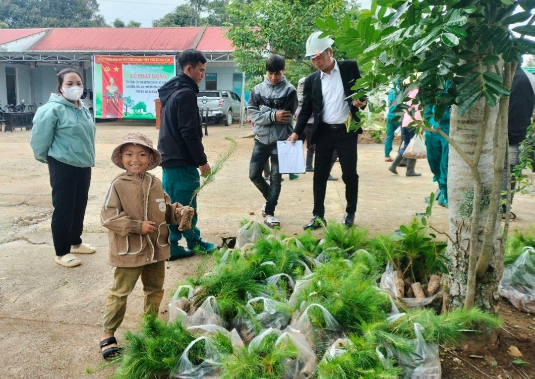 Tu Mơ Rông phát động trồng cây nhân Ngày Môi trường Thế giới