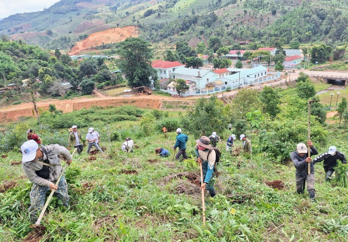 Tu Mơ Rông phát động trồng cây nhân Ngày Môi trường Thế giới