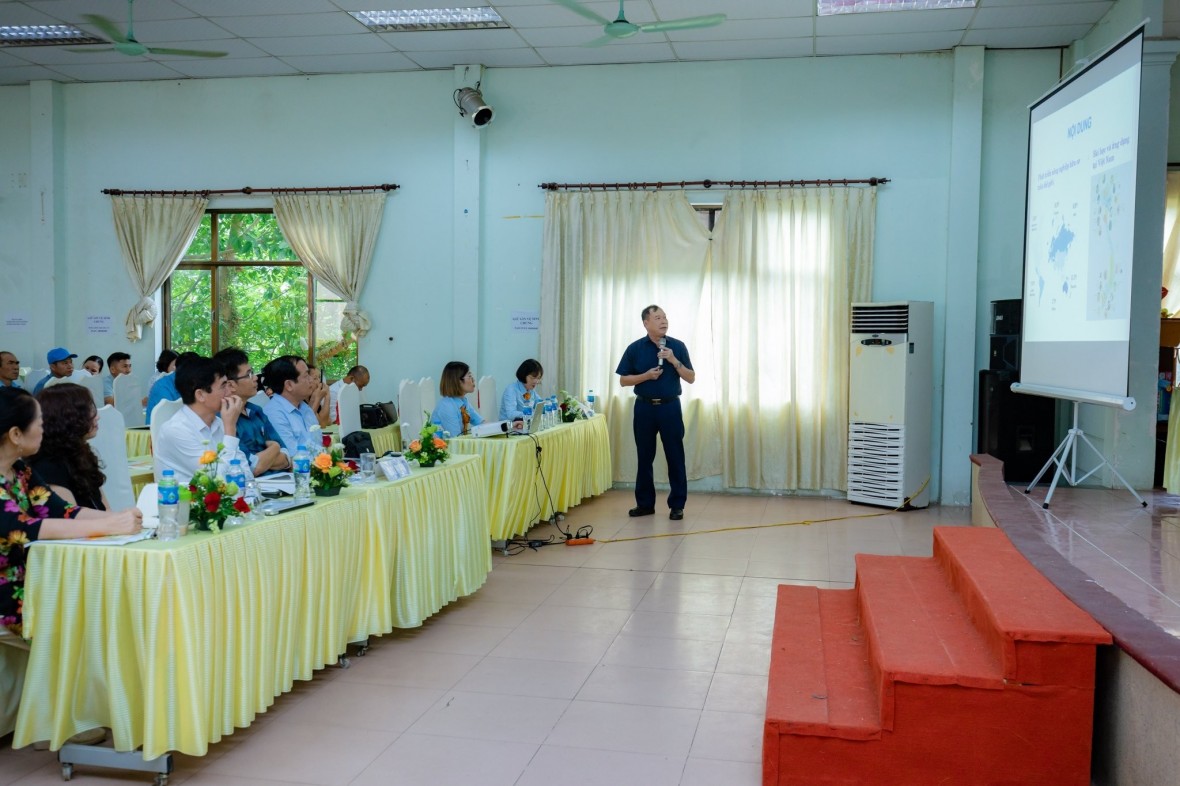 GS. TS. Đào Thanh Vân, PCT Hiệp hội Nông nghiệp hữu cơ Việt Nam trình bày báo cáo tham luận