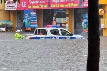 Hải Phòng và Quảng Ninh hứng chịu mưa lớn, đường phố ngập sâu