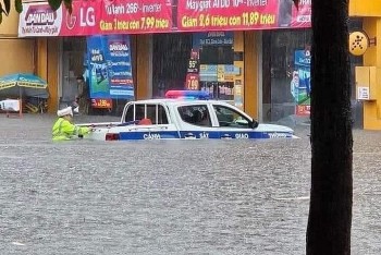 Hải Phòng và Quảng Ninh hứng chịu mưa lớn, đường phố ngập sâu