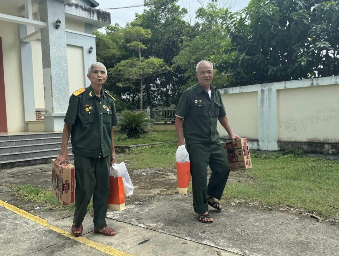 Tạp chí Hữu cơ Việt Nam tri ân gia đình chính sách xã Xuân Quang, huyện Chiêm Hóa