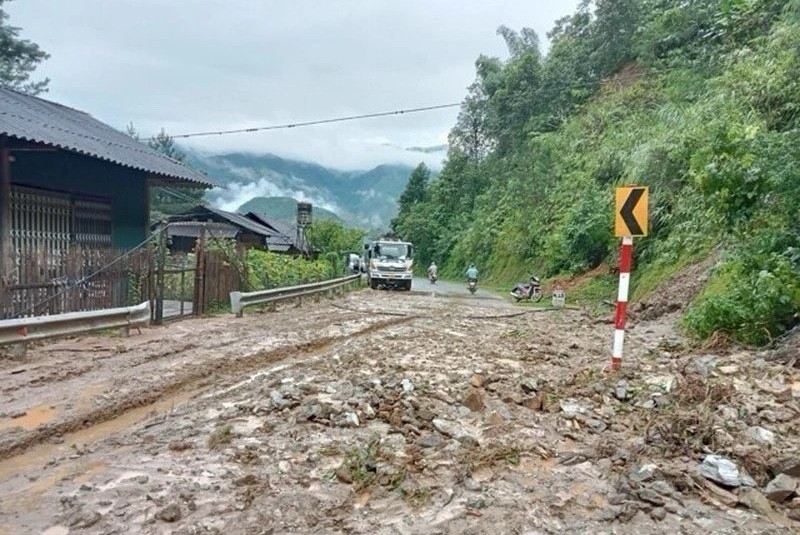 Mưa lũ Yên Bái: Quốc lộ 32 tê liệt vì sạt lở