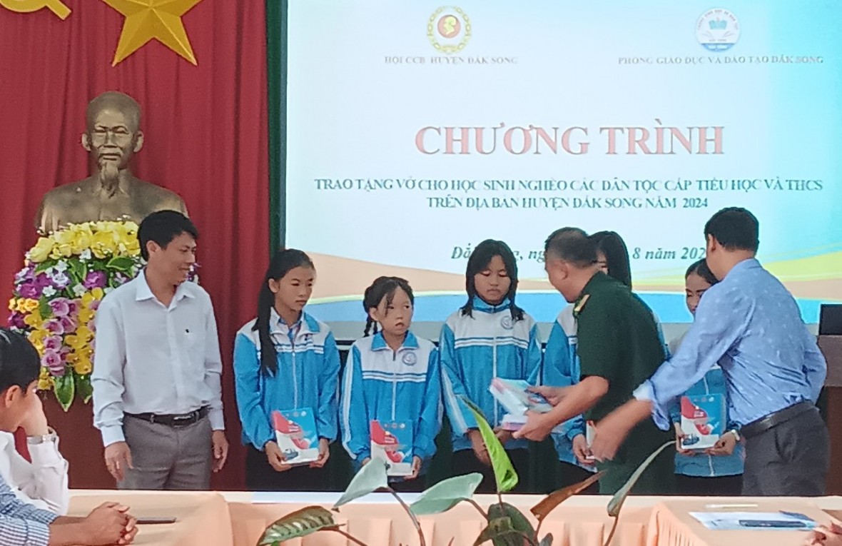 Đắk Nông: Tặng 15 ngàn cuốn vở cho học sinh nghèo, đồng bào dân tộc thiểu số