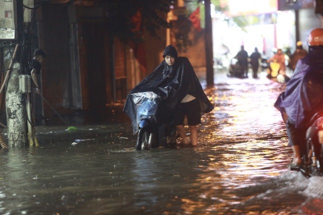 Hà Nội ngập chìm trong biển nước sau mưa lớn