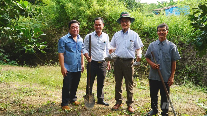 Giáo sư Kubo Motoki (thứ 2 từ phải sang) lấy mẫu đất tại huyện Vĩnh Cửu để phân tích, giúp cải thiện độ phì đất, nâng cao chất lượng nông sản. (Ảnh: nongnghiep.vn)