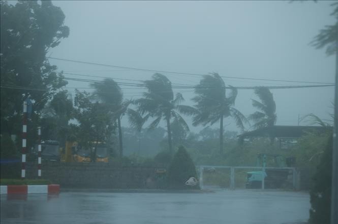 Bão số 3 tiến sát, Hải Phòng chìm trong mưa gió