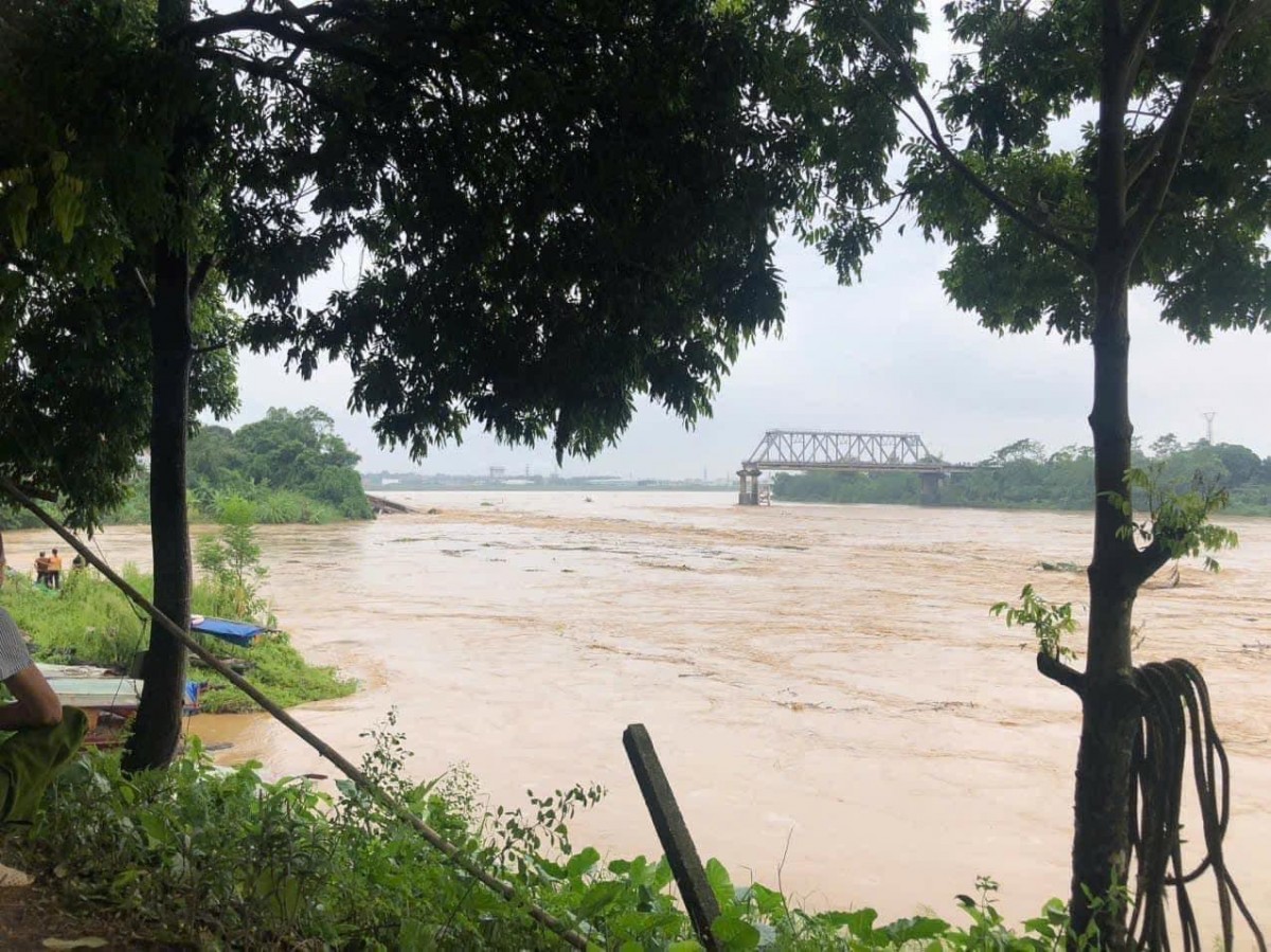 Sập cầu Phong Châu, giao thông tê liệt