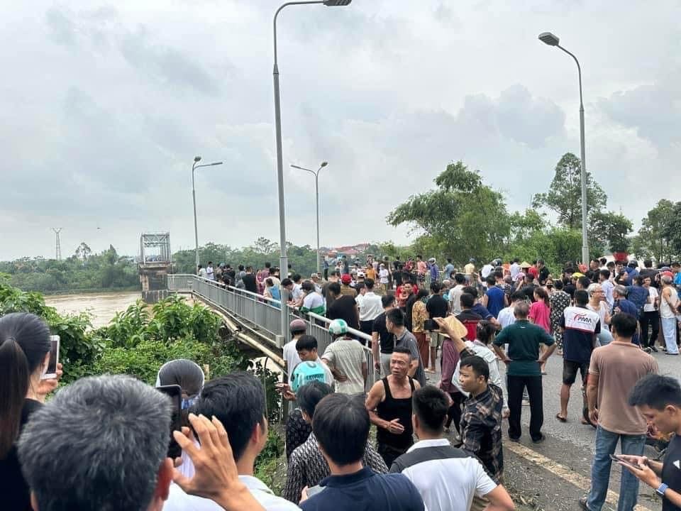 Sập cầu Phong Châu, giao thông tê liệt