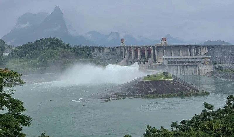 Thủy điện Tuyên Quang mở toàn bộ 8 cửa xả đáy, đối phó với mưa lũ