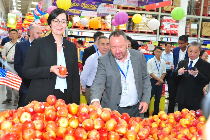 Nhiều loại trái cây của Hoa Kỳ có mặt tại kệ hàng phục vụ người tiêu dùng Việt Nam.