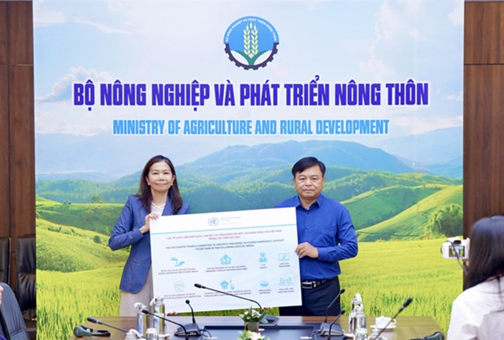 Bà Pauline Tamesis - Điều phối viên thường trú Liên hợp quốc tại Việt Nam - đại diện trao hỗ trợ tới Bộ NN&PTNT.