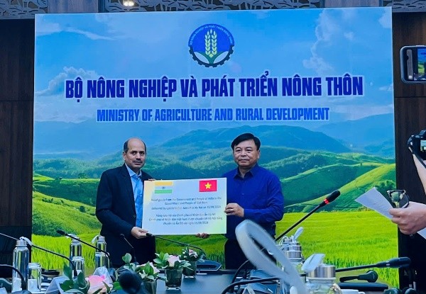 Đại sứ Ấn Độ tại Việt Nam Sandeep Arya đại diện trao 1 triệu USD tiền viện trợ khẩn cấp hỗ trợ người dân bị ảnh hưởng bởi bão số 3. 