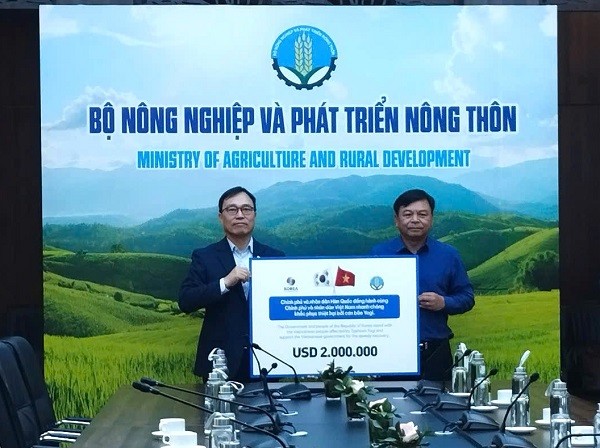 Đại sứ Hàn Quốc tại Việt Nam Choi Youngsam, đại diện Chính phủ và nhân dân Hàn Quốc trao 2 triệu USD hỗ trợ Việt Nam khắc phục bão số 3 (Yagi).