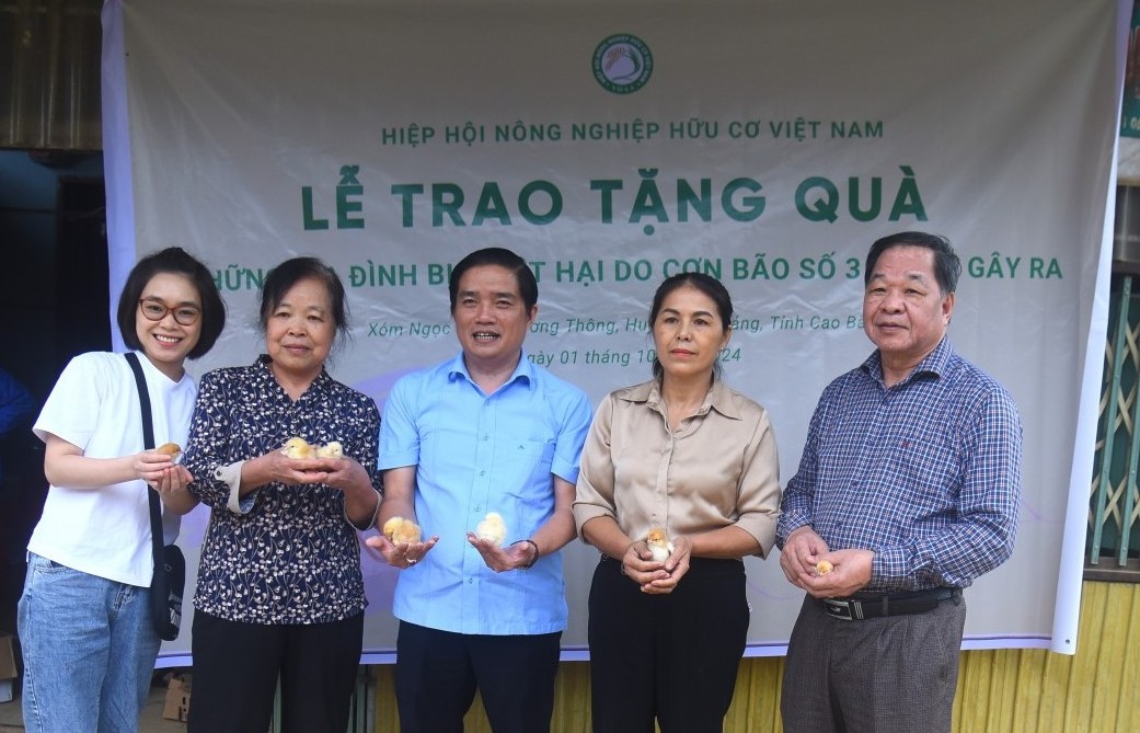 2.000 con gà giống đến với bà con xã Lương Thông (Cao Bằng) sau bão số 3
