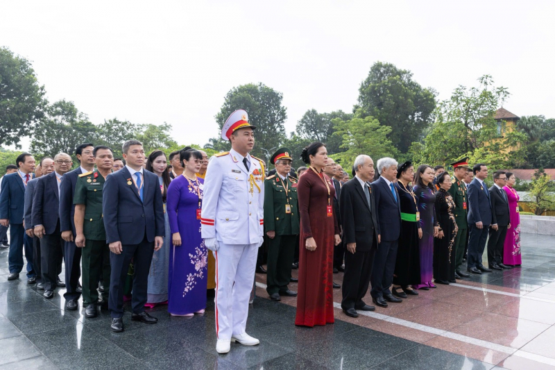 Đoàn đại biểu dự Đại hội đại biểu toàn quốc MTTQ Việt Nam lần thứ X vào Lăng viếng Chủ tịch Hồ Chí Minh -0