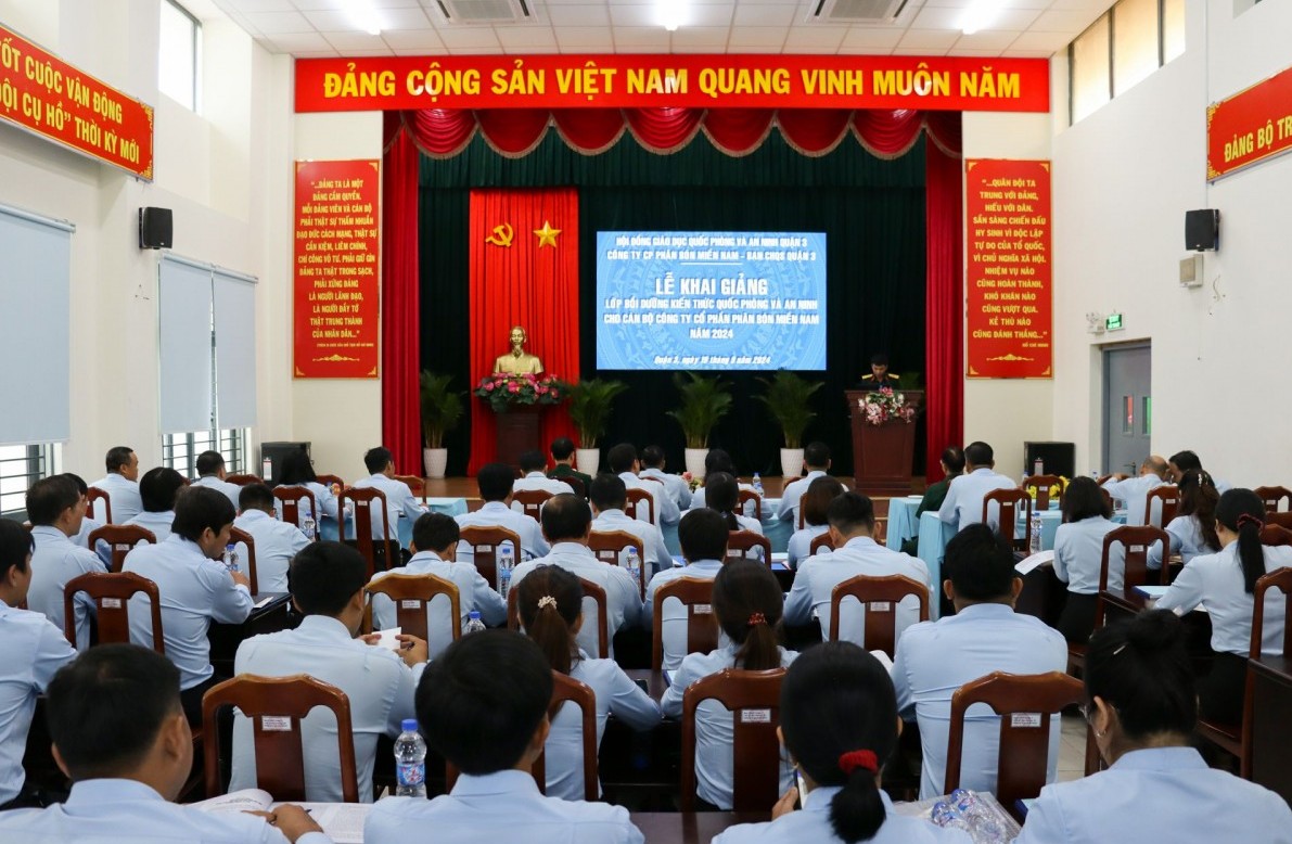 Tập thể người lao động Công ty Phân bón Miền Nam được bồi dưỡng kiến thức quốc phòng và an ninh