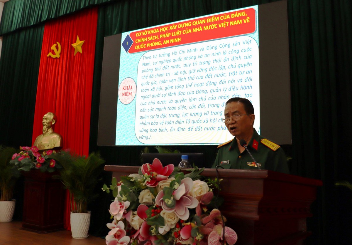 Đại tá Nguyễn Nhứt, Báo cáo viên Ban Tuyên giáo Trung ương báo cáo chuyên đề giáo dục QP&AN