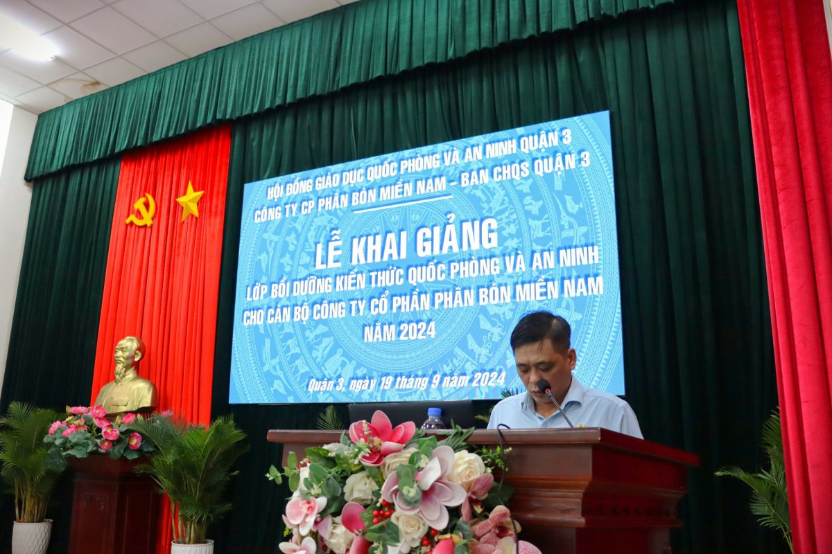 Đồng chí Trịnh Quốc Hùng, Phó Bí thư Đảng ủy, Phó Tổng Giám đốc Công ty Cổ phần Phân bón Miền Nam phát biểu tại lễ khai giảng