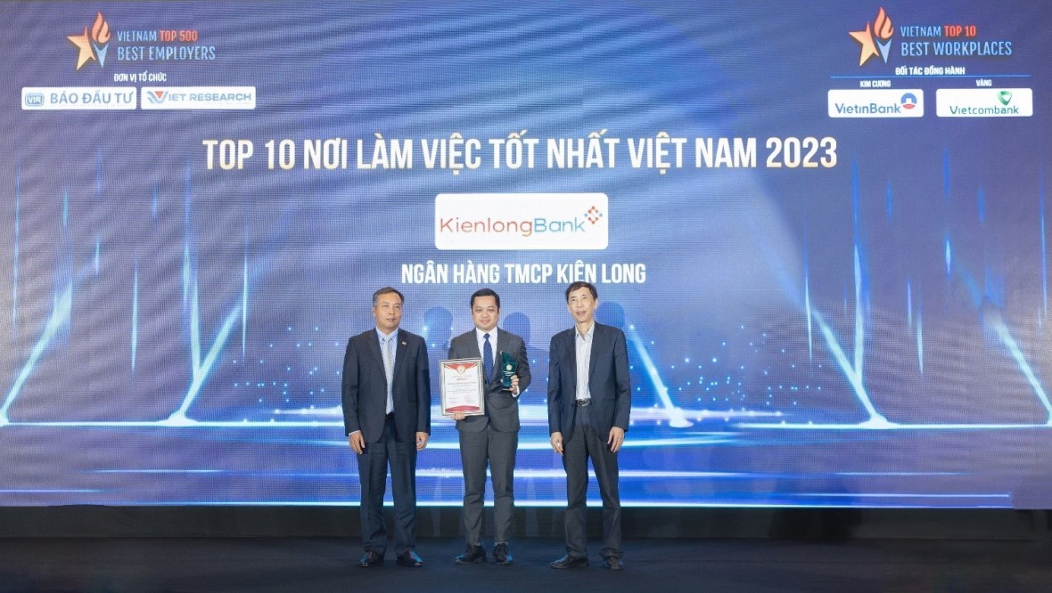 Phó Tổng Giám đốc Trần Hồng Minh vinh dự nhận giải thưởng Top 10 nơi làm việc tốt nhất ngành Ngân hàng của KienlongBank.  