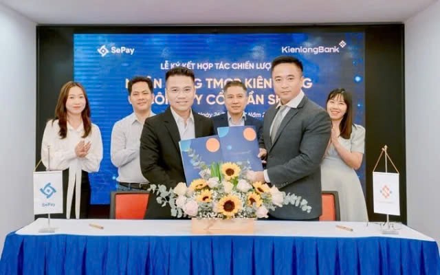 Đại diện KienlongBank và SePay tại lễ ký kết hợp tác chiến lược.