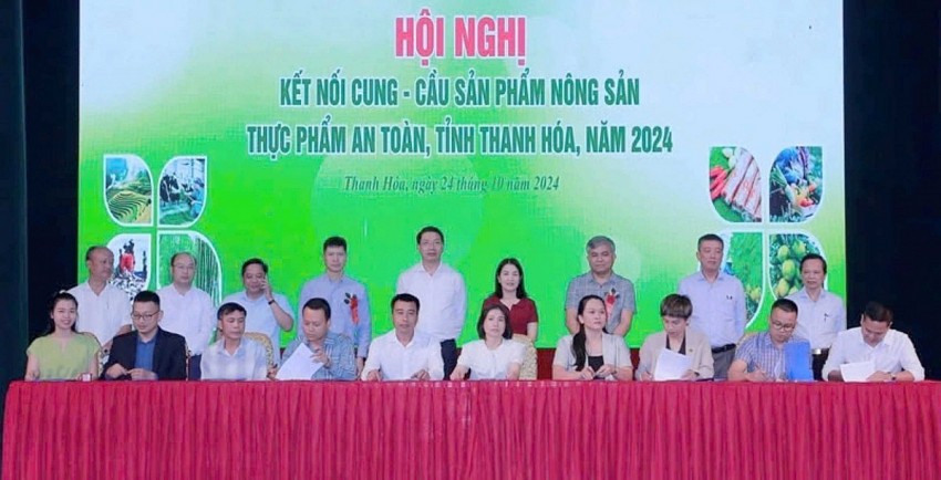 Các doanh nghiệp ký kết hợp đồng kết nối cung ứng - tiêu thụ sản phẩm nông sản thục phẩm an toàn tại Hội nghị. Ảnh:quangninhgov