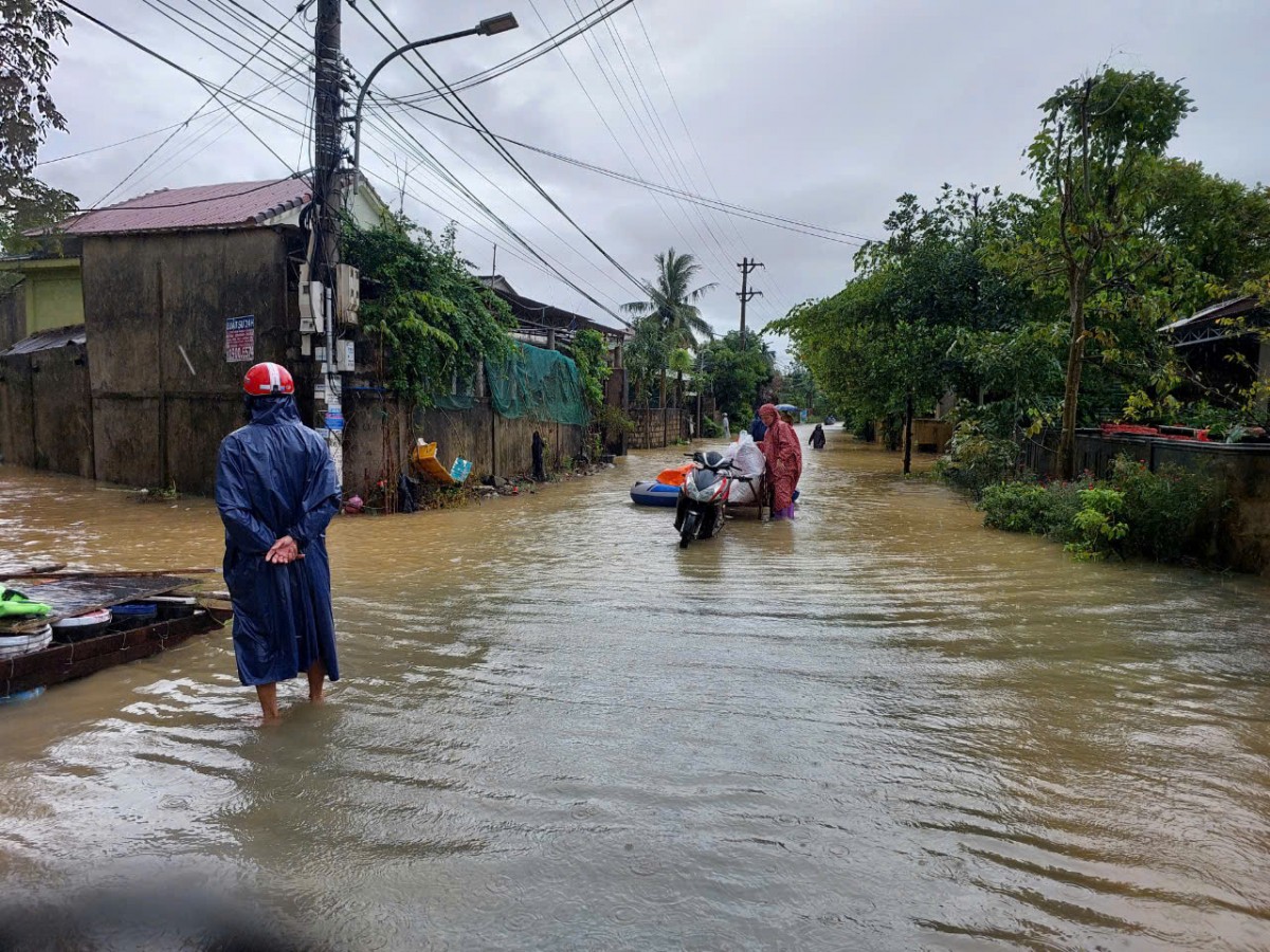 Mưa lũ khiến gần 33 nghìn nhà dân bị ngập sâu trong biển nước ở Quảng Bình