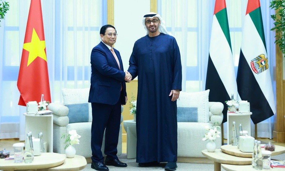 Thủ tướng Phạm Minh Chính bắt tay Tổng thống UAE Mohammed Bin Zayed Al Nahyan tại Abu Dhabi ngày 28/10.