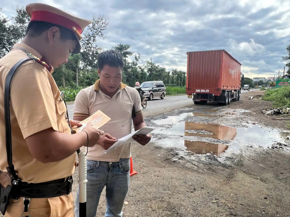 Đắk Lắk: Công an huyện Krông Pắc quyết liệt xử lý vi phạm, đảm bảo an toàn giao thông