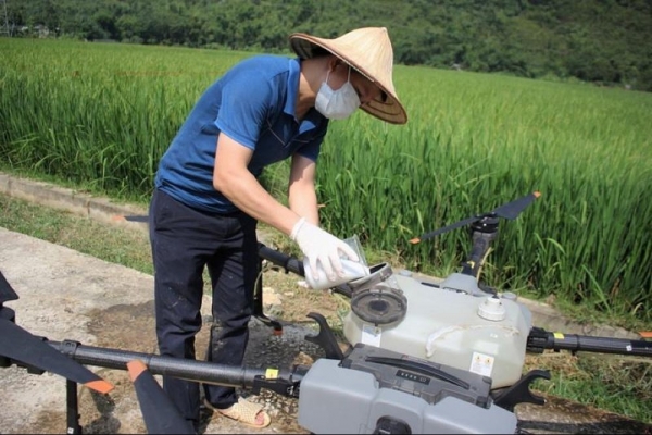 Drone - "Cánh chim sắt" cất cánh trên đồng ruộng Việt